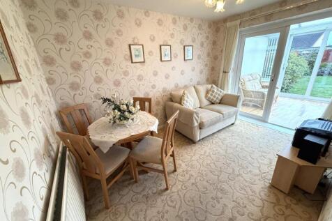 BEDROOM / DINING ROOM