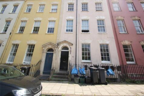 ONE BEDROOM FLAT IN A PRIME KINGSDOWN LOCATION. This one-bedroom flat comprises a spacious kitchen/living area, kitchen with electric cooker, fridge/freezer and washing machine. There is a good sized
