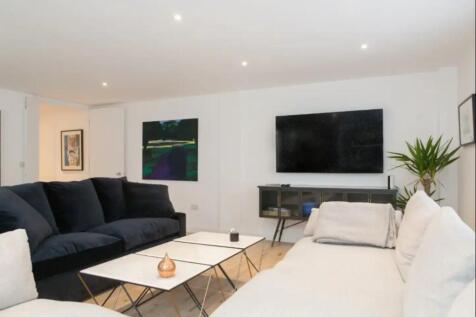 SHORT LET! Bright and spacious modern two-bedroom apartment. Located on the 1st floor with lift, centrally located in the heart of Shoreditch