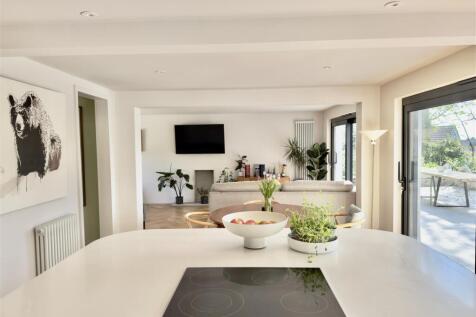 KITCHEN TO LIVING ROOM.jpeg