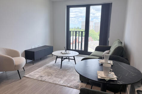 Modern one bedroom apartment in the sought-after Glasswater Locks development. Offering bright, spacious interiors, a contemporary bathroom and access to premium resident amenities including a gym, ci