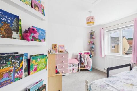 A lovely size double bedroom at the back of the ho