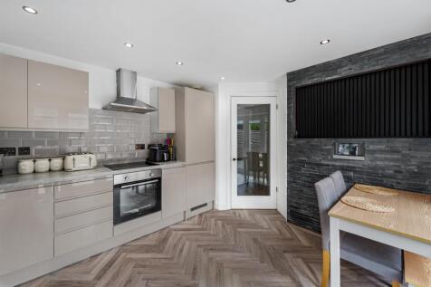 7 Hanbury Grove-13.jpg