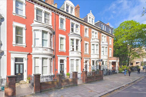 Located in the heart of Richmond, this lovely first-floor flat offers stunning views of the River Thames. It features a comfortable double bedroom and a dressing room/study that can serve a variety of