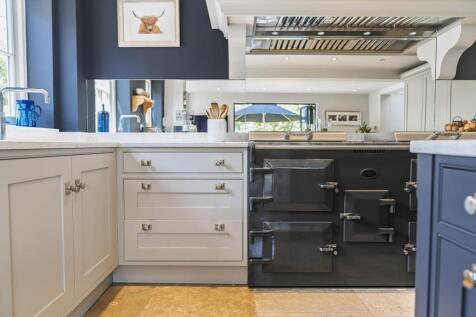 Kitchen boasts 3 oven everhot hotplate, induction hob, Quooker tap with boiling and sparkling water