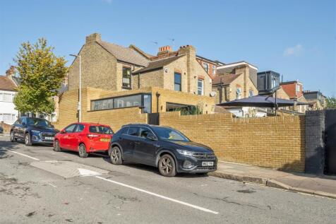 Ashford Road, E18