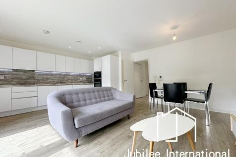 A stunning 2 bed 2 bath apartment within modern Greenland Place development. It benefits from 24-hour concierge, residents gym and beautifully designed communal gardens.