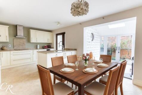 Kitchen/ Dining Room