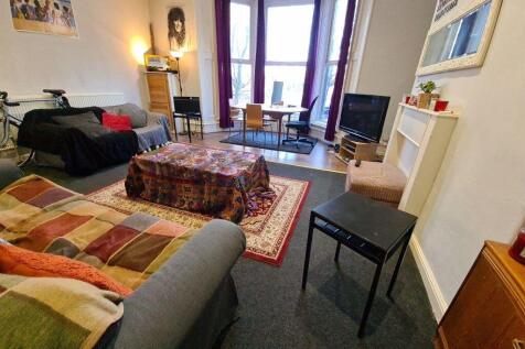 A welcoming and well-maintained living room fea...