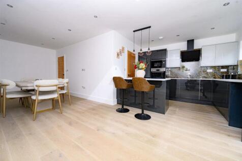 Kitchen/ Dining Room