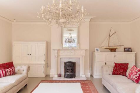 5 bed, 2 bath Detached in Manchester - Photo 6