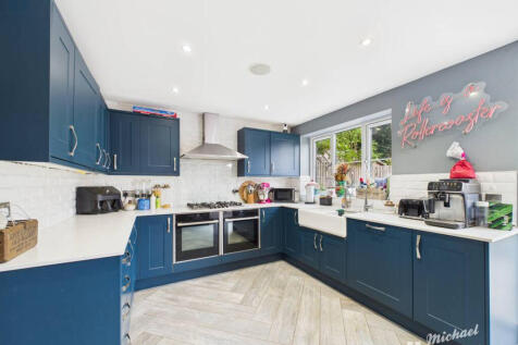 CAM03218G0-PR0806-STILL013-thumbnail-h750-70