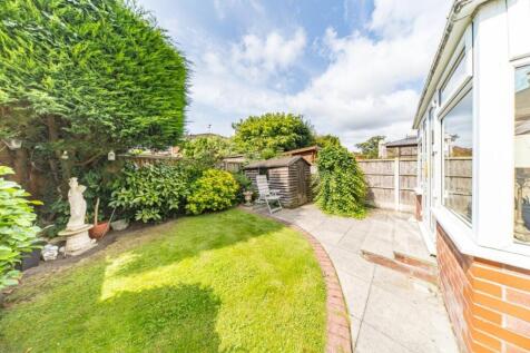 5 Portico Avenue garden 2.jpg