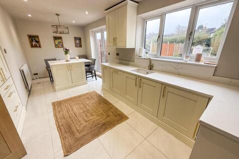 Kitchen/ Dining Room
