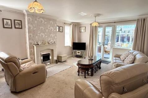 2 Birch Cl - Lounge.jpg