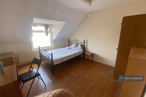 Top floor Room For Rent - Shared with 4 other household members. Multiple fridges in kitchen and additional sink outside the room. This room advertised is on the top floor of the property so t... ** P