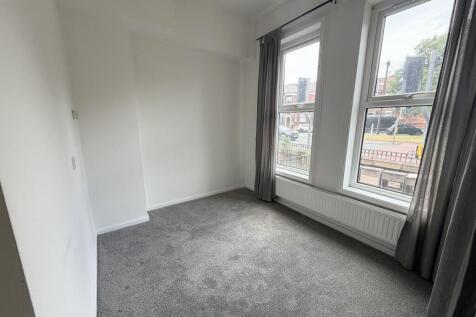 Well-presented, unfurnished one-bedroom flat in a fantastic location with excellent public transport links to Manchester City Centre and Stockport Town Centre. The property features a bright living ar