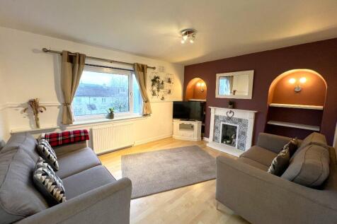 A well-presented, fully furnished one-bedroom flat. Includes a large shared garden, a bright dual-aspect living room/kitchen, and a parking space. Available 8 September 2026!