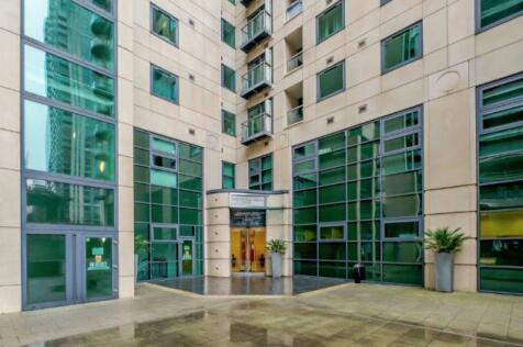 David Mews are delighted to present this exceptional two-bedroom apartment in the prestigious Discovery Dock development, offering an unparalleled blend of luxury and convenience on South Quay. Meticu