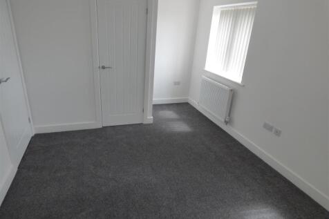 24a Little Hallam Hill - Bed.JPG