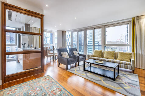 Dual Aspect Reception Room With Canal Views