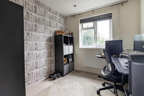 16a Amesbury Close (8).jpg