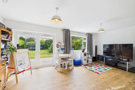 CAM03218G0-PR0634-STILL003