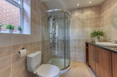 57 Queens Road-bed1 ensuite.jpg