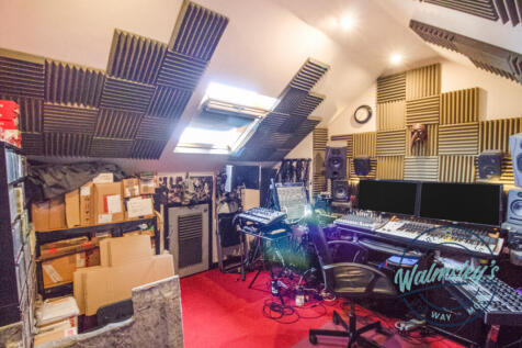 Insulated loft studio_