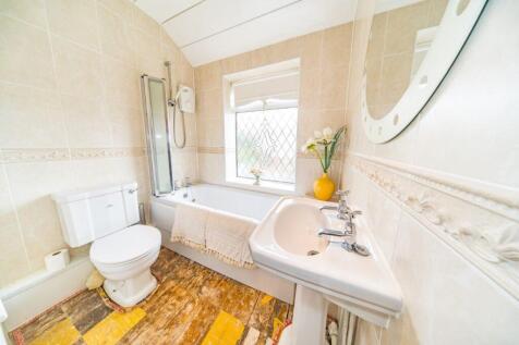 5 Portico Avenue bathroom.jpg