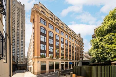 This is an attractive two bedroom apartment with a particularly well-proportioned, dual aspect reception room. The flat has wood floors, a separate kitchen and modern fittings throughout.
