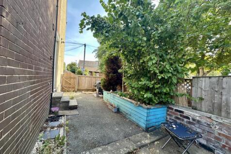 REAR GARDEN 1.jpeg