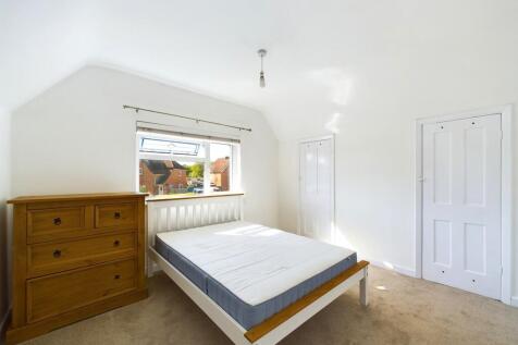2025 STUDENT PROPERTY - Berkeley Estates & Management are pleased to offer this well presented spacious 3 bedroom furnished semi detached house. Recently renovated to a high standard, this property is