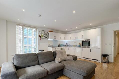 Two Bedrooms for sale in Beckton - Barrain London
