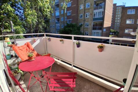 A bright and spacious 1st floor three bedroom flat in the heart of Nine Elms/Battersea