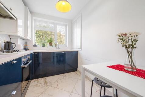 Kitchen (1).JPG