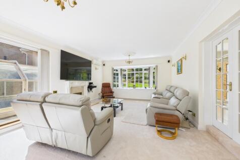 7. CAM04922G0-PR0010-STILL001