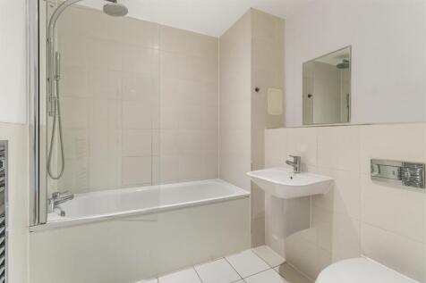 Experience the elegance of this modern bathroom, combining style and functionality.