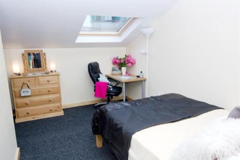 Bright, neatly presented attic bedroom with a c...