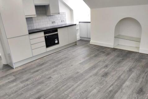 Fabulous top floor three bedroom flat in excellent condition throughout. There are two good size double bedrooms one with a built in wardrobe, and a further a large single. Large recently fitted kitch