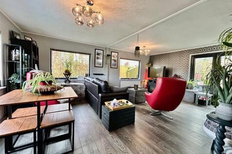 Lounge / Dining Area