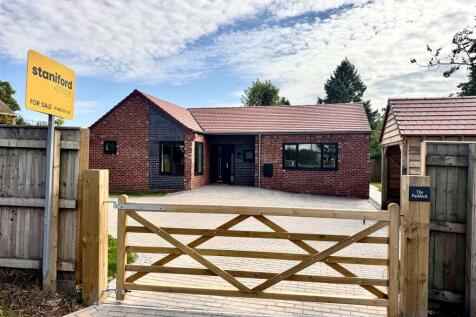 Chantry Way bungalow gate.jpg