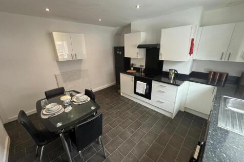 Spencer Properties are pleased to offer this well-presented four-bedroom house, ideally located in the vibrant and popular Headingley area. The home features a modern, fully equipped kitchen with cont