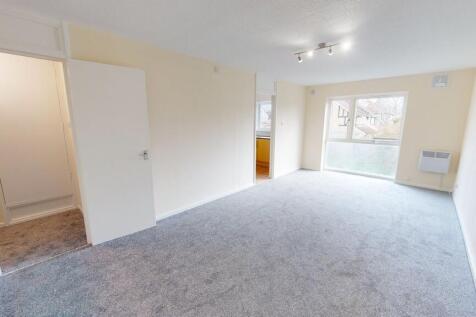 Heaven Estate Agent present a two bedroom apartment with parking in Wallington