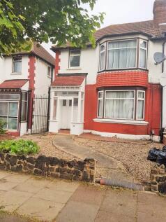Home & away Estates are pleased to offer this first floor one bedroom flat located in one of palmers Green's popular roads near all of the shops and transport facilities with Water Bill included. The