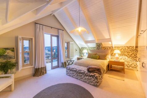 Spacious bedroom upstairs &#43; balcony