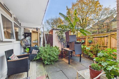 CAM03779G0-PR0318-STILL012