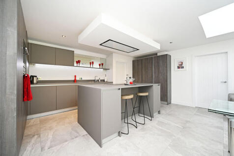 4 bed, 2 bath Detached in Sheffield - Photo 7