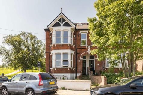A well presented first floor one bedroom Victorian conversion situated next to Blythe Hill Fields. This split level home offer ample live space and comprises one double bedroom, offers an open plan li