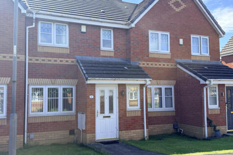 Discover the charm of this 3-bedroom, 2-bathroom mid-town house for rent in Avington Close. In the sought-after West Derby area, this property has a spacious dining kitchen,garden, and driveway. No ch